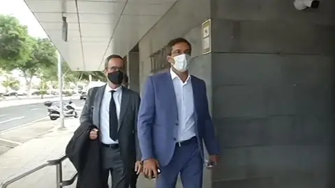 Pedro San Ginés y su abogado en una imagen de archivo entrando en los Juzgados de Arrecife.