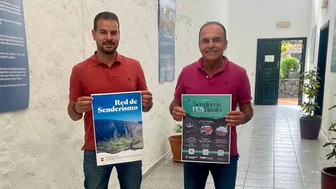 El concejal de Deportes y el alcalde de Tinajjo con el cartel del proyecto.