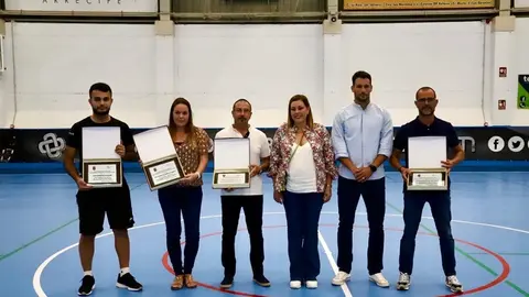 Astrid Pérez y Rosmen Quevedo entregando las placas honoríficas a Ginés Leal, Ana Villarreal, José Manuel Cáceres  y Juan Carlos Toledo