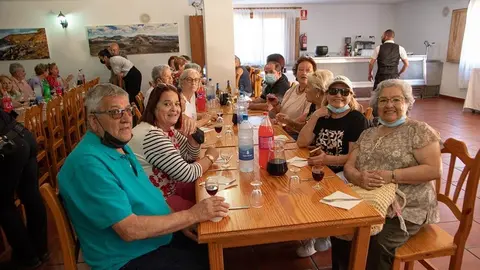 Mayores de San Bartolom&eacute; durante la excursi&oacute;n y almuerzo por el aniversario del Centro de la Tercera Edad.