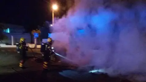 Incendio en el lateral del IES Blas Cabrera.