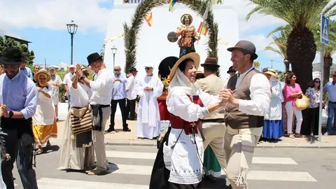 Óscar Noda y Daniel Medina bailando durante la celebración de las fiestas de Uga.