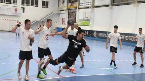 Participante de la XLIV edición del Torneo 24 Horas realizando un lanzamiento.