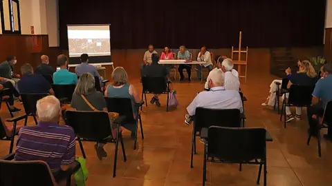 Reunión de María Dolores Corujo, Alfrendo Mendoza y José Juan Cruz con los vecinos de Mácher.