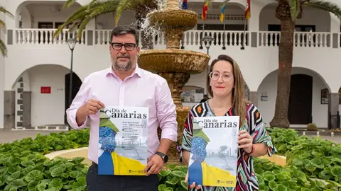 Isidro Pérez junto a Estefanía Luzardo en la presentaciòn de los eventos del Día de Canarias en San Bartolomé