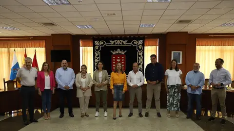 Diferentes representantes de los siete Ayuntamientos en el Salón de Plenos del Cabildo de Lanzarote.