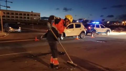 Actuación de los bomberos en la calle El Berrugo.
