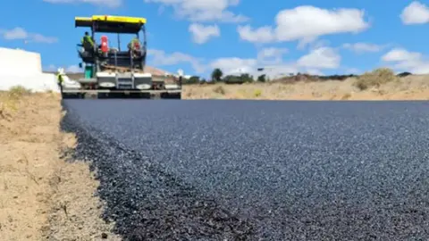 Imagen del asfaltado de calles en la localidad de Güime.