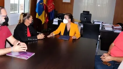 Imagen de una reunión de los integrantes del PSOE y de Podemos en el Cabildo de Lanzarote.