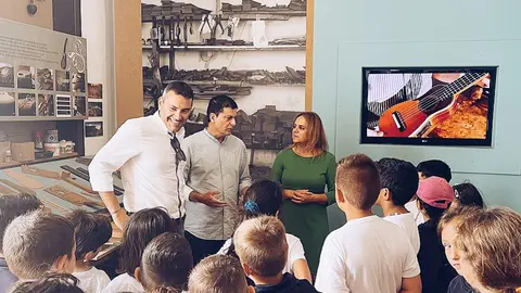 Oswaldo Betancort y Nori Machín junto guiaron a distintos grupos de alumnado de varios centros de la isla durante su visita por los principales edificios del Conjunto Histórico de La Villa.