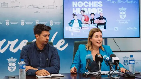 Astrid Pérez junto a Maciot Cabrera en la presentación de Noches de Humor.