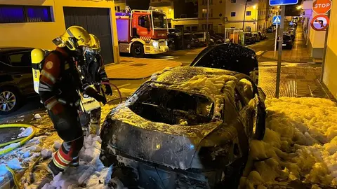 Coche incendiado en la calle Augusto Lorenzo de Arrecife.