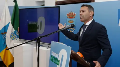 Oswaldo Betancort presentando la deuda cero de Teguise.