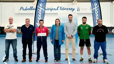 Astrid Pérez y Rosmen Quevedo junto a los diferentes representantes de clubes en el acto de presentaciín de las remodelaciones del Pabellón de Titerroy.