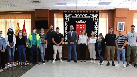 Jorge Peñas junto a los jovenes contratados a través del plan de empleo “Lanzarote Next 30”.
