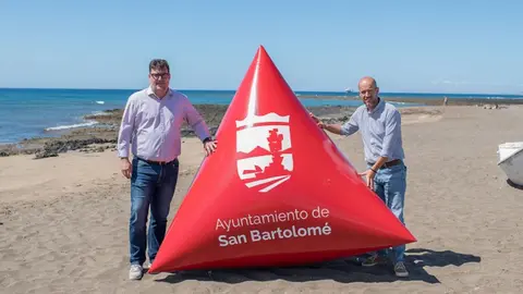 Isidro Pérez y Raúl de León junto a la boya de natación en aguas abiertas.