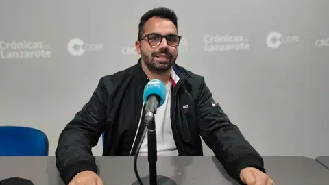 Echedey Eugenio en el estudio de Crónicas Radio - Cadena Cope.