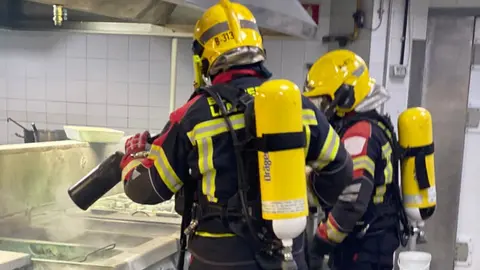 Bomberos del Consorcio durante su servicio en el Hotel H10 Princess.