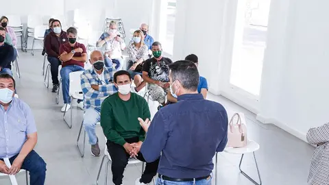 Oswaldo Betancort reunido con comerciantes de Teguise.