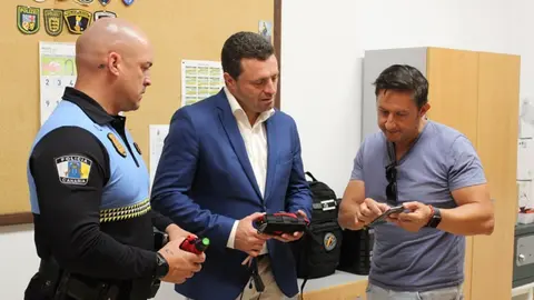 Óscar Noda entregando a la Policía Local de Yaiza los nuevos equipos profesionales de salvamento acuático Restube.