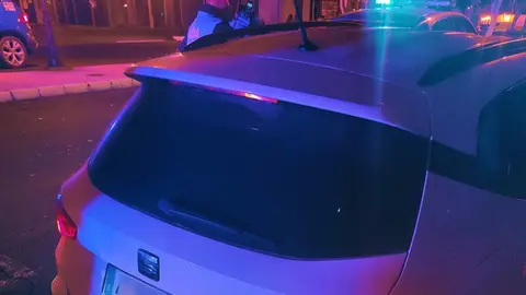 Policía local junto a uno de los vehículos recuperados.