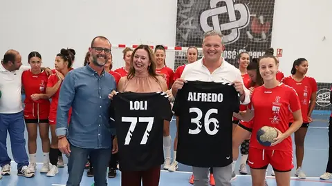 María Dolores Corujo y Alfredo Mendoza junto al presidente del San José Obrero, Juan Carlos Toledo, y la capitana, Nabila de Ganzo, durante su visita al equipo femenino.
