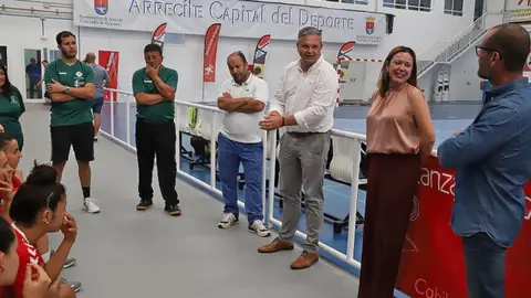 Imagen de Alfredo Mendoza y María Dolores Corujo durante su visita al equipo balonmano femenino CICAR Lanzarote.