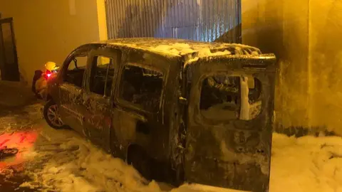 Coche incendiado en la calle Ajei de Arrecife.