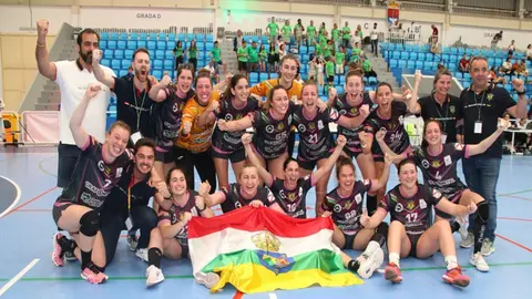 Jugadoras del Grafometal La Rioja celebrando el ascenso a la Liga Guerreras Iberdrola.