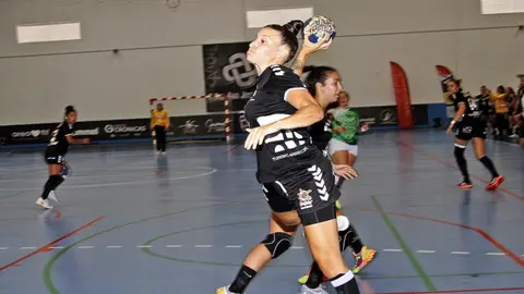 Nabila de Ganzo realizando un lanzamiento durante el encuentro.