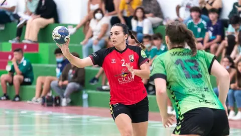 María de León realizando un pase mientras Alba Spugnini intenta defender.