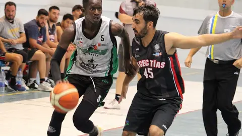 Jugador del CB Maramajo intentando superar al defensor del  Magec Tías.