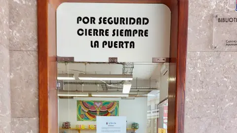 Imagen de la entrada de la actual biblioteca infantil.