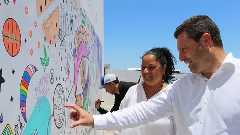 El alaclde de Yaiza y la concejala de Participación Ciudadana durante la visita que hicieron al mural.