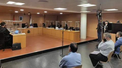 Imagen del arranque del juicio este martes con los tres acusados.
