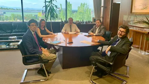 Imagen de la reunión mantenida en el despacho del presidente de la Autoridad Portuaria de Las Palmas, Luis Ibarra, con la presidenta del Cabildo de Lanzarote y el senador.