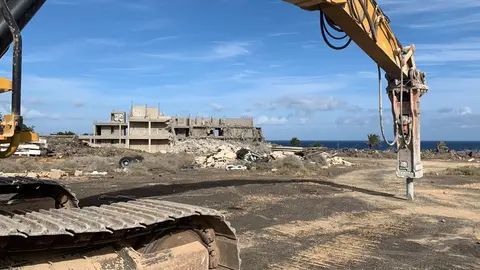Derribo de un esqueleto en Costa Teguise.