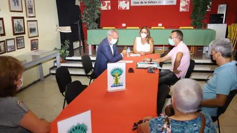 Imagen enviada por el Cabildo de una reunión de Corujo y Franquis con los vecinos de Titerroy.