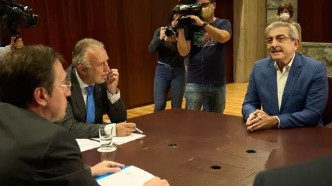 Román Rodríguez, vicepresidente del Gobierno de Canarias con  el presidente canario, Ángel Víctor Torres, y el ministro de Asuntos Exteriores, José Manuel Albares.