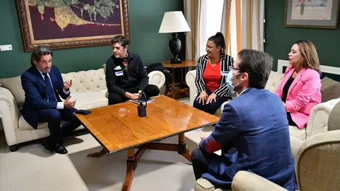 Imagen de la reunión mantenida en el Parlamento de Canarias