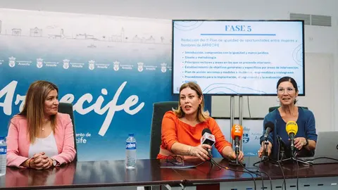 Astrid Pérez junto a María Jesús Tovar y Francisca Galante durante la presentación PLan de Igualdad.
