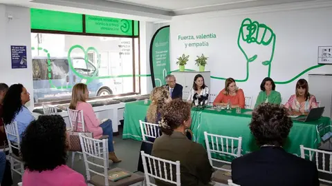 Fernando Fraile, Isabel Martín Tenorio, Astrid Pérez, Noelia Umpiérrez y Lola Lasso durante el acto de inauguración de la sede.