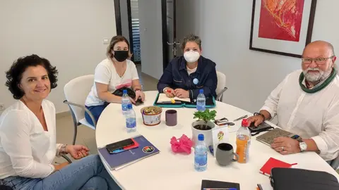 Nicolás Saavedra junto a María del Carmen Hernández y el resto del equipo de la Asociación Nacional de Discapacidad, Enfermedades Raras e Integración Social .