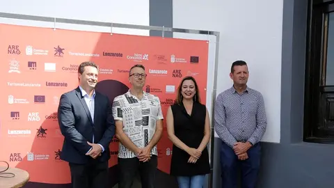 Óscar Noda junot a María Dolores Corujo, Víctor Díaz  y Neftalí Acosta.