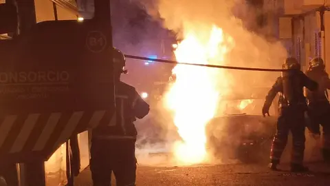 Momento de la peligrosa actuaci&oacute;n de los bomberos con las llamas casi alcanzando a una de las viviendas
