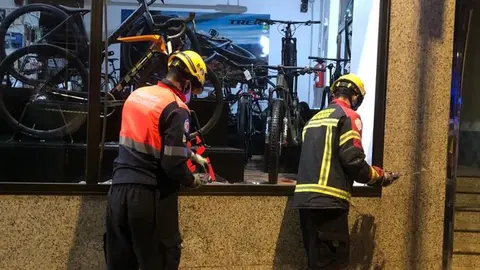 Momento de la actuaci&oacute;n de los bomberos en la tienda de Arrecife