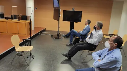Pedro San Ginés, Francisco Perdomo y José Juan Hernández Duchemí durante la realización de una de las sesiones del juicio por la incautación de la Desaladora de Montaña Roja.