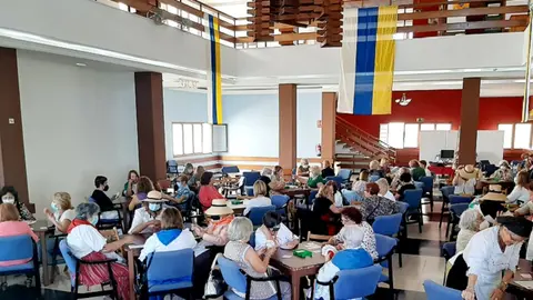Grupo de mujeres disfrutando de las actividades programadas por la Sociedad La Democracia con motivo del Día de Canarias.