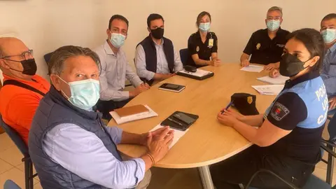 Imagen de la reunión de seguridad realizada entre Roberto Herbón y los representantes de los Cuerpos y Fuerzas de Seguridad.