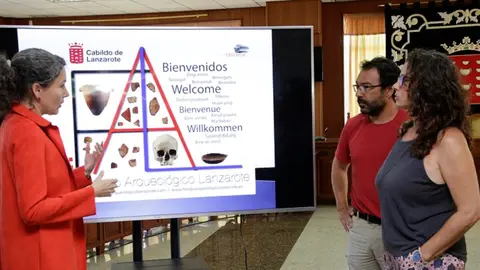 Ariagona González durante la presentación del inventario virtual del fondo arqueológico de Lanzarote.